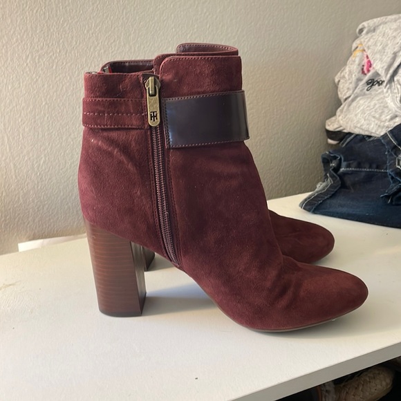 Tommy Hilfiger Shoes - 6 Tommy Hilfiger burgundy red suede zip heeled bootie
